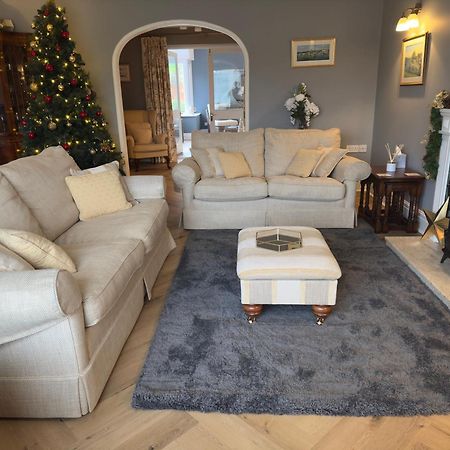 Vast, Elegant Home With Indoor Pool & Sauna Near Popular Golf Course Kington  Eksteriør billede