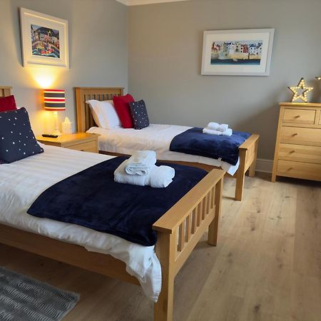 Vast, Elegant Home With Indoor Pool & Sauna Near Popular Golf Course Kington  Eksteriør billede