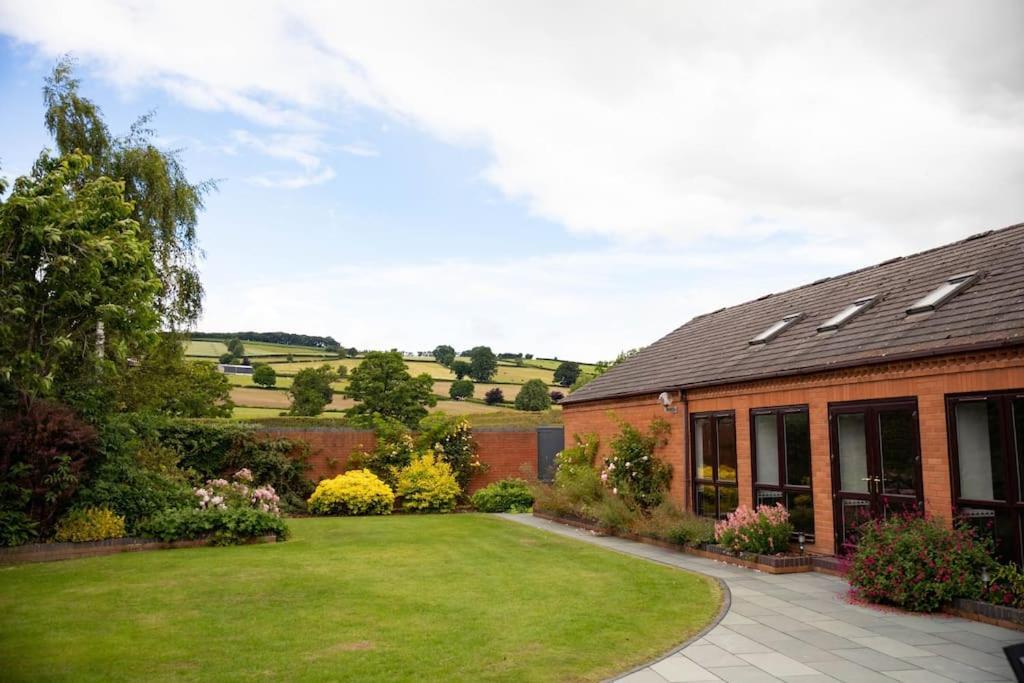 Vast, Elegant Home With Indoor Pool & Sauna Near Popular Golf Course Kington  Eksteriør billede