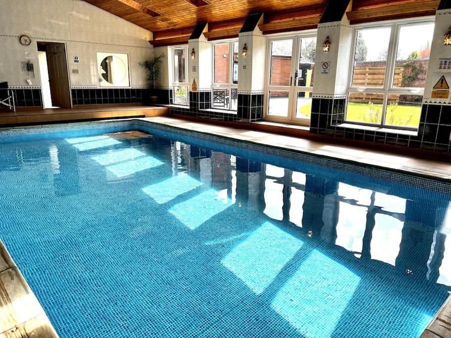 Vast, Elegant Home With Indoor Pool & Sauna Near Popular Golf Course Kington  Eksteriør billede