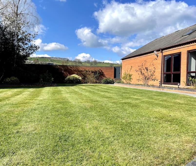 Vast, Elegant Home With Indoor Pool & Sauna Near Popular Golf Course Kington  Eksteriør billede