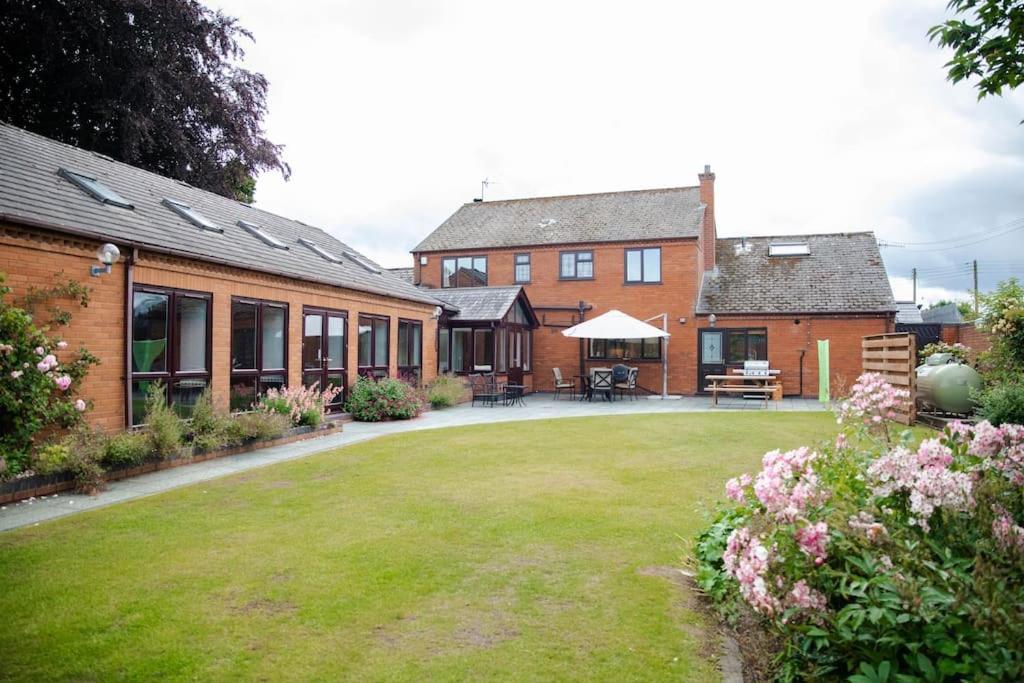 Vast, Elegant Home With Indoor Pool & Sauna Near Popular Golf Course Kington  Eksteriør billede