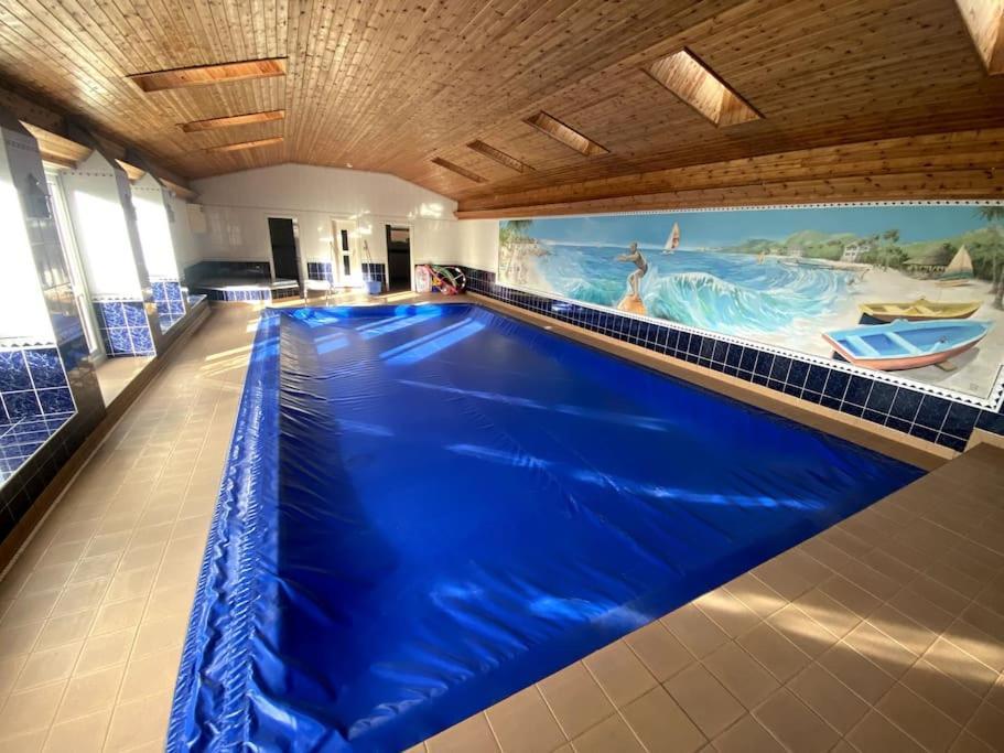 Vast, Elegant Home With Indoor Pool & Sauna Near Popular Golf Course Kington  Eksteriør billede