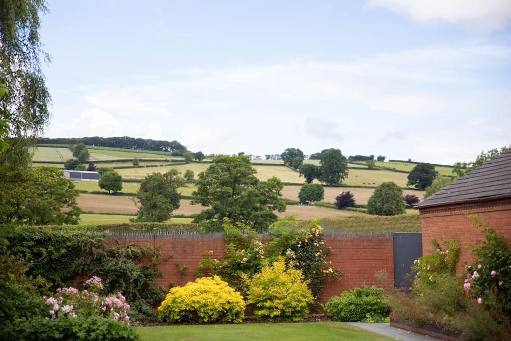 Vast, Elegant Home With Indoor Pool & Sauna Near Popular Golf Course Kington  Eksteriør billede