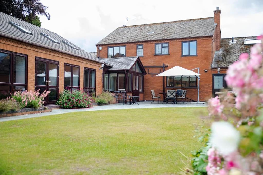 Vast, Elegant Home With Indoor Pool & Sauna Near Popular Golf Course Kington  Eksteriør billede