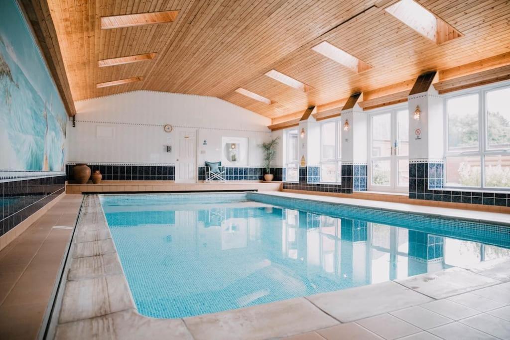 Vast, Elegant Home With Indoor Pool & Sauna Near Popular Golf Course Kington  Eksteriør billede