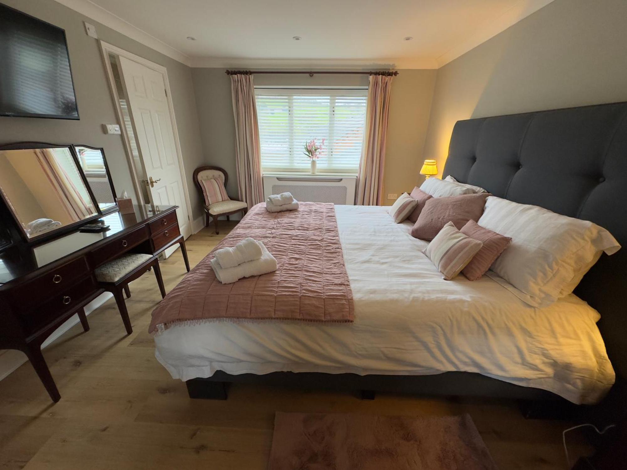 Vast, Elegant Home With Indoor Pool & Sauna Near Popular Golf Course Kington  Eksteriør billede