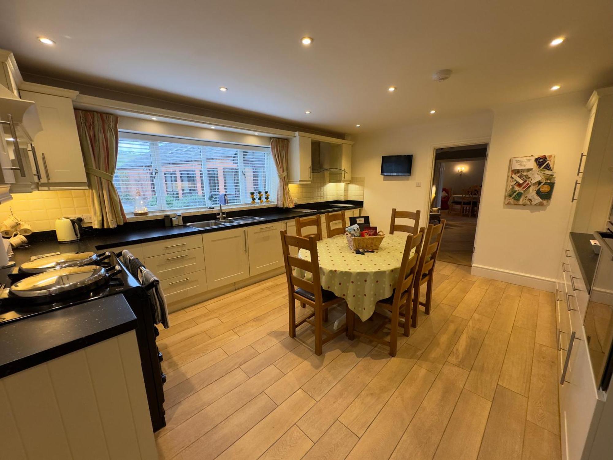 Vast, Elegant Home With Indoor Pool & Sauna Near Popular Golf Course Kington  Eksteriør billede