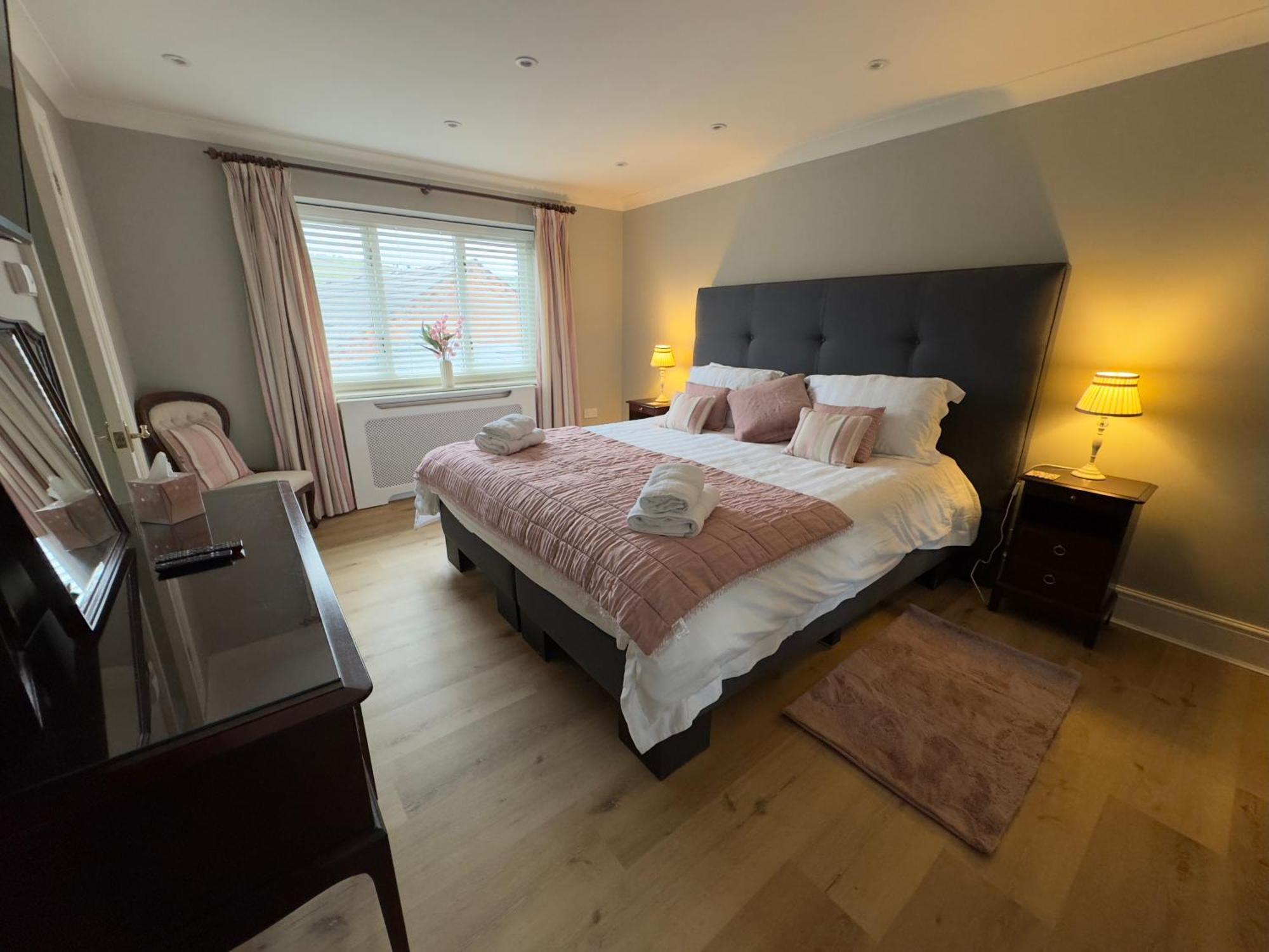 Vast, Elegant Home With Indoor Pool & Sauna Near Popular Golf Course Kington  Eksteriør billede