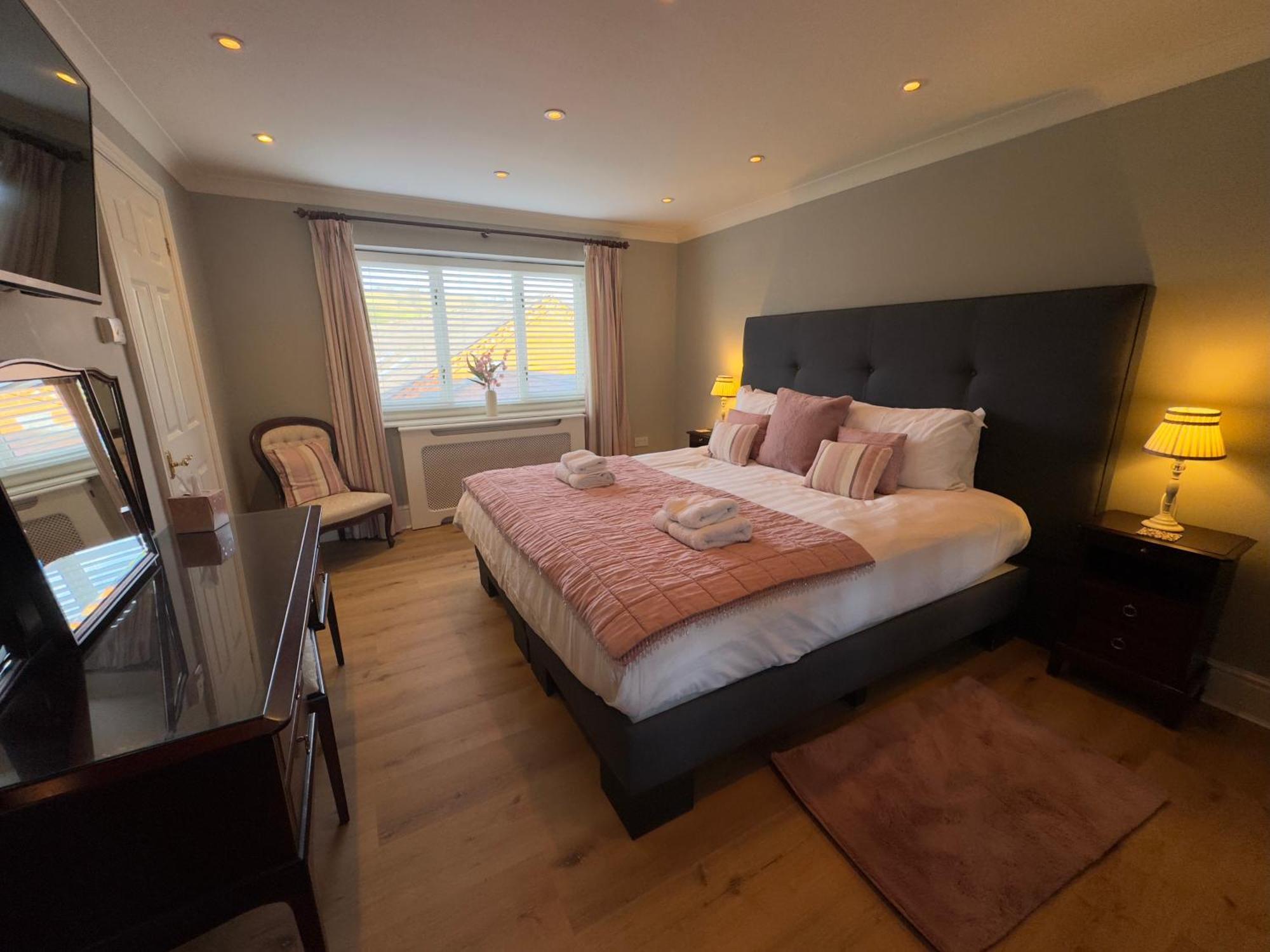 Vast, Elegant Home With Indoor Pool & Sauna Near Popular Golf Course Kington  Eksteriør billede