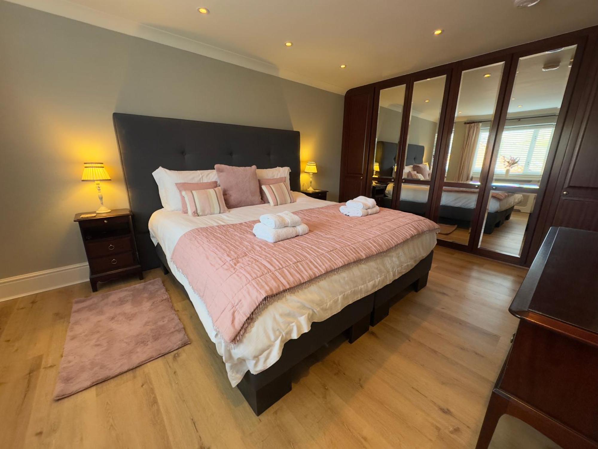 Vast, Elegant Home With Indoor Pool & Sauna Near Popular Golf Course Kington  Eksteriør billede