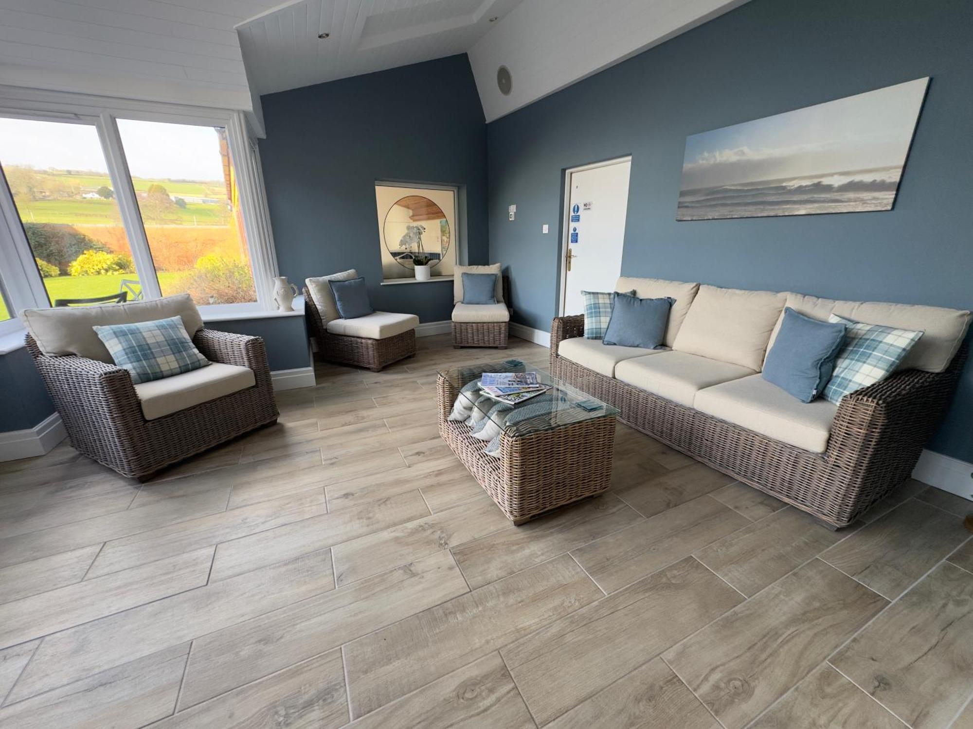 Vast, Elegant Home With Indoor Pool & Sauna Near Popular Golf Course Kington  Eksteriør billede