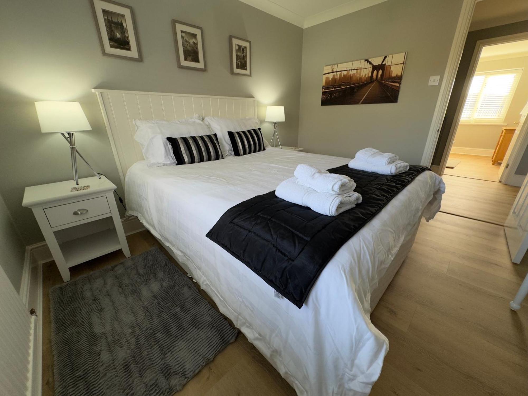 Vast, Elegant Home With Indoor Pool & Sauna Near Popular Golf Course Kington  Eksteriør billede